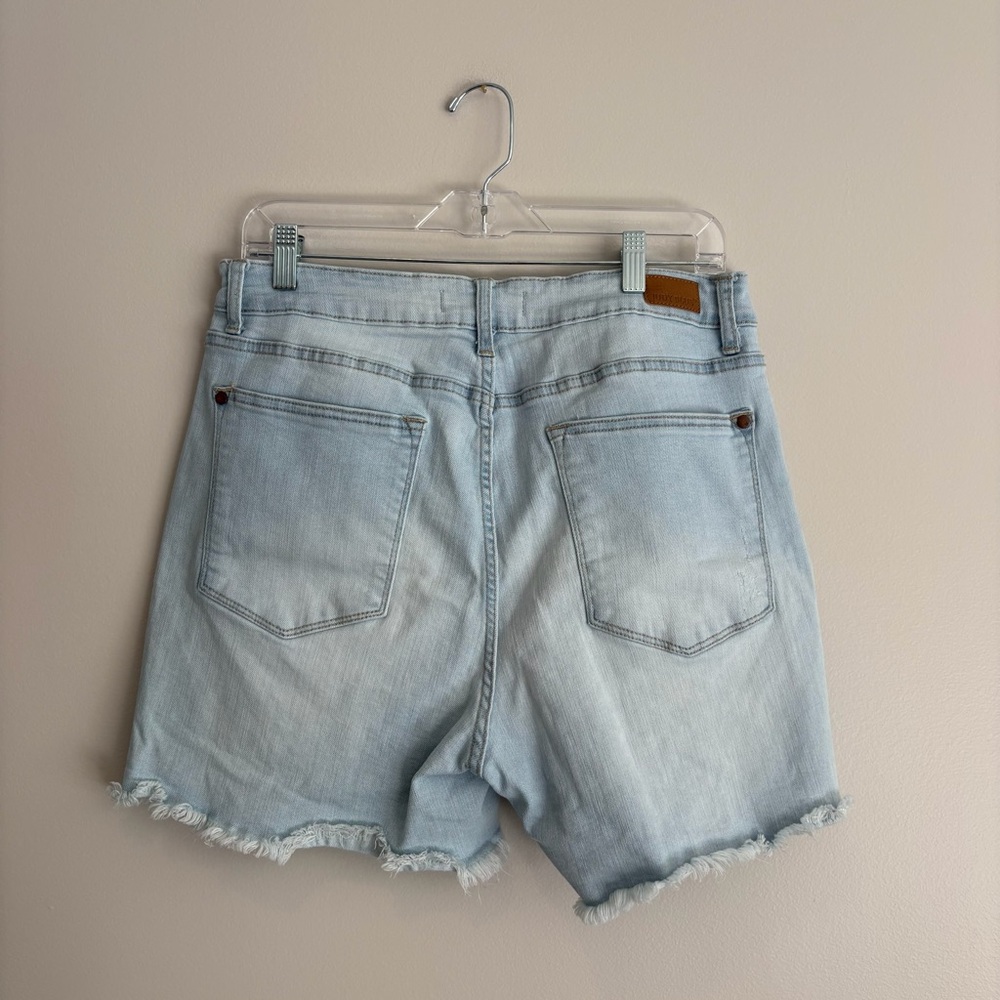 Judy Blue Size 1XL Light Wash Distressed Denim Shorts Frayed Hem High Rise - Picture 2 of 7